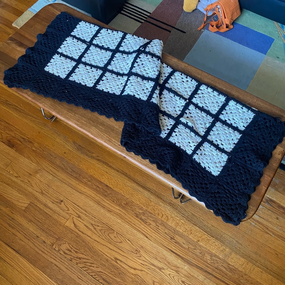 Vintage 60s crochet b+w afghan throw blanket